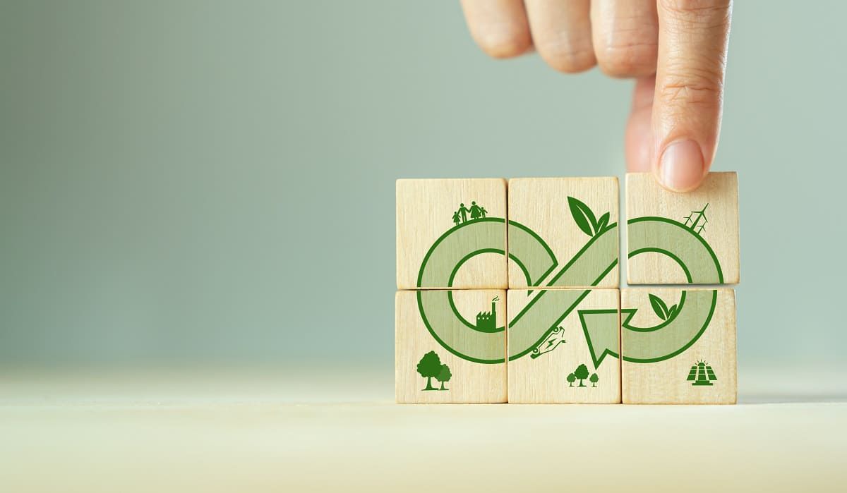 Holzpuzzle über Energiekreislauf